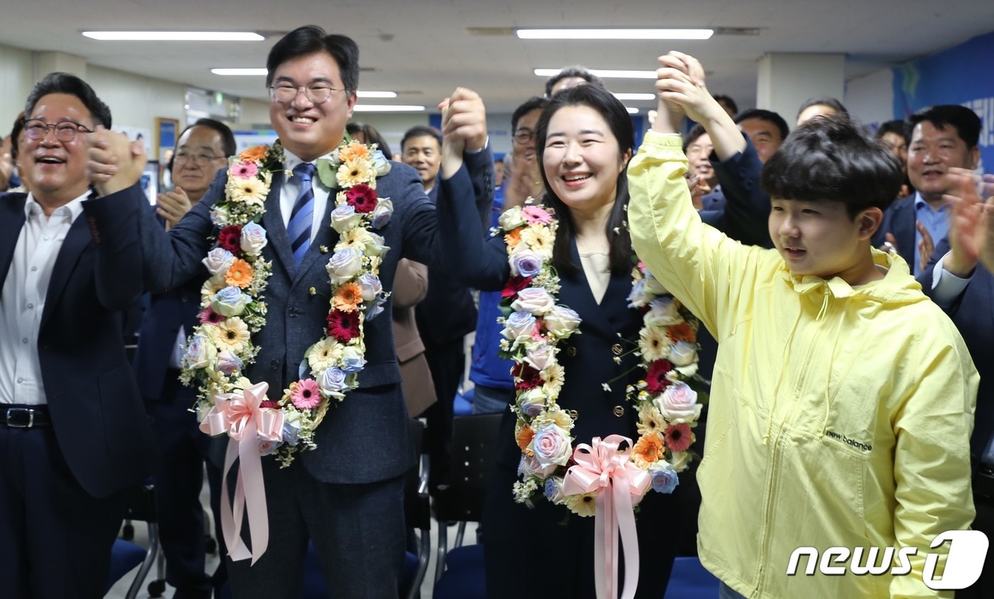 제22대 총선 결과 광주 북구갑 정준호 후보가 당선이 확실시 되면서 가족들과 환호하고 있다.&#40;캠프 제공&#41;2024.4.10./뉴스1