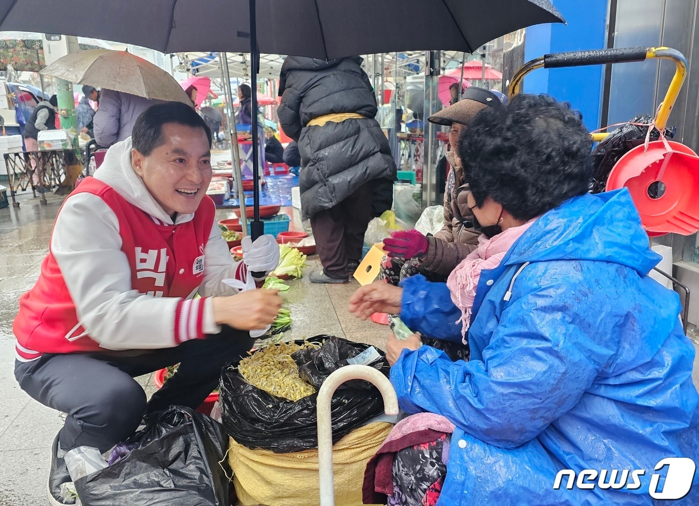 진주갑 국민의힘 박대출 후보가 지난달 28일 진주 중앙시장에서 상인과 인사를 하고 있다. 2024.3.28 뉴스1/한송학기자