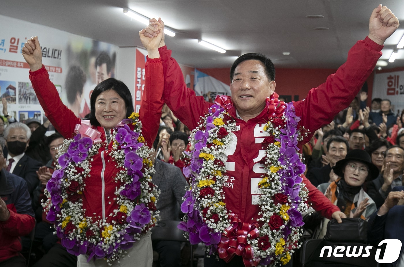 10일 제22대 국회의원 선거에 출마한 국민의힘 박성민 울산 중구 후보가 자신의 선거사무소에서 당선이 확실시되자 꽃목걸이를 목에 걸고 환호하고 있다. &#40;공동취재&#41; 2024.4.10/뉴스1 ⓒ News1 조민주 기자