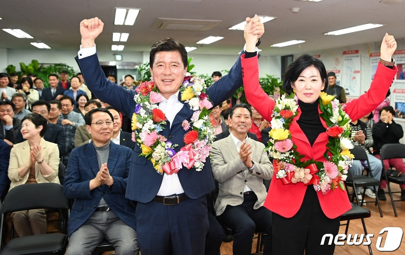 구자근 국민의힘 경북 구미갑 당선인이 재선에 성공하자 11일 경북 구미 선거캠프에서 부인과 함께 환호하고 있다. 2024.4.11/뉴스1 ⓒ News1 정우용 기자