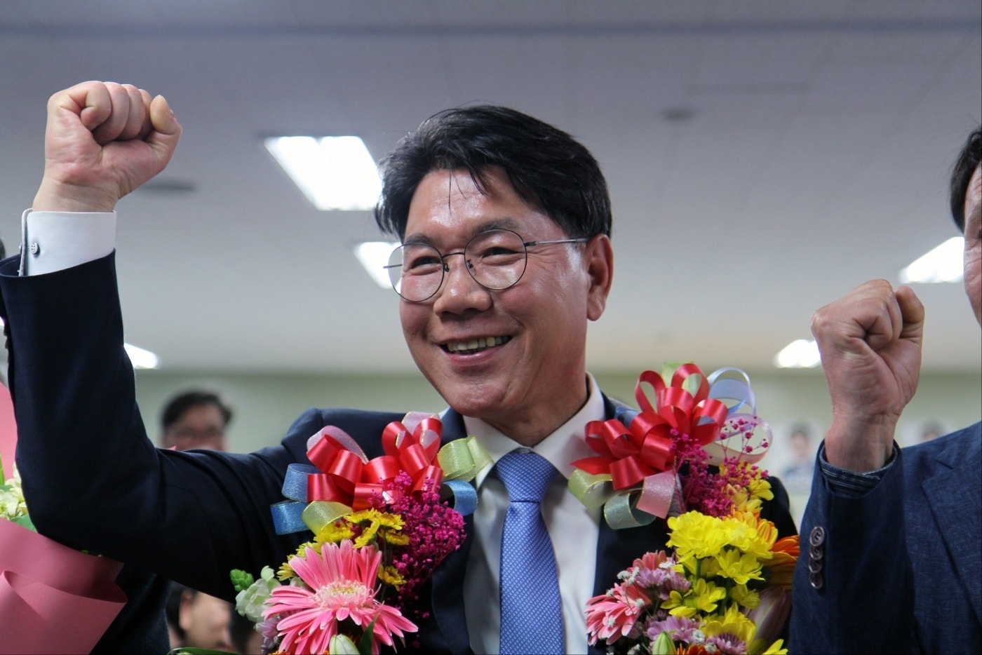 더불어민주당 이재관 충남 천안을 후보가 당선이 확정되자 환호하고 있다. (선거캠프 제공)