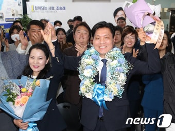 조승래 더불어민주당 대전 유성구갑 국회의원 후보가 11일 선거사무실에서 당선이 확실시되자 환호하고 있다. 2024.4.11/뉴스1 ⓒ News1 김기태 기자