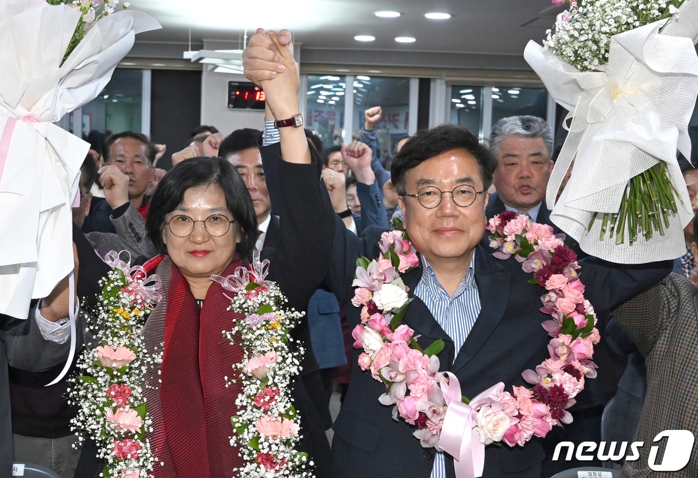 제22대 국회의원 선거 울산 울주군 국민의힘 서범수 당선인이 11일 부인 황혜진 씨와 울산 울주군 자신의 선거사무소에서 당선이 확실시되자 손을 들어 환호하고 있다. &#40;울산사진공동취재단&#41; 2024.4.11/뉴스1 ⓒ News1 조민주 기자