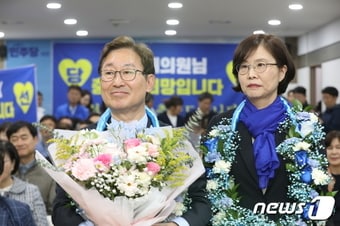 박범계 더불어민주당 대전 서구을 국회의원 후보가 11일 선거사무소에서 당선이 확실시되자 지지자들이 건넨 꽃다발을 받고 포즈를 취하고 있다.(박범계 후보 캠프 제공)/뉴스1 ⓒ News1