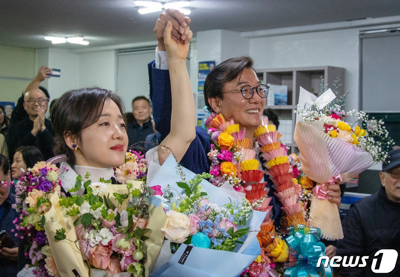 전재수 더불어민주당 부산 북갑 후보가 11일 부산 북구 자신의 선거사무소에서 제22대 국회의원 선거 당선이 확정되자 꽃목걸이를 목에 걸고 기뻐하고 있다. &#40;전재수 후보 캠프 제공&#41; 2024.4.11/뉴스1 