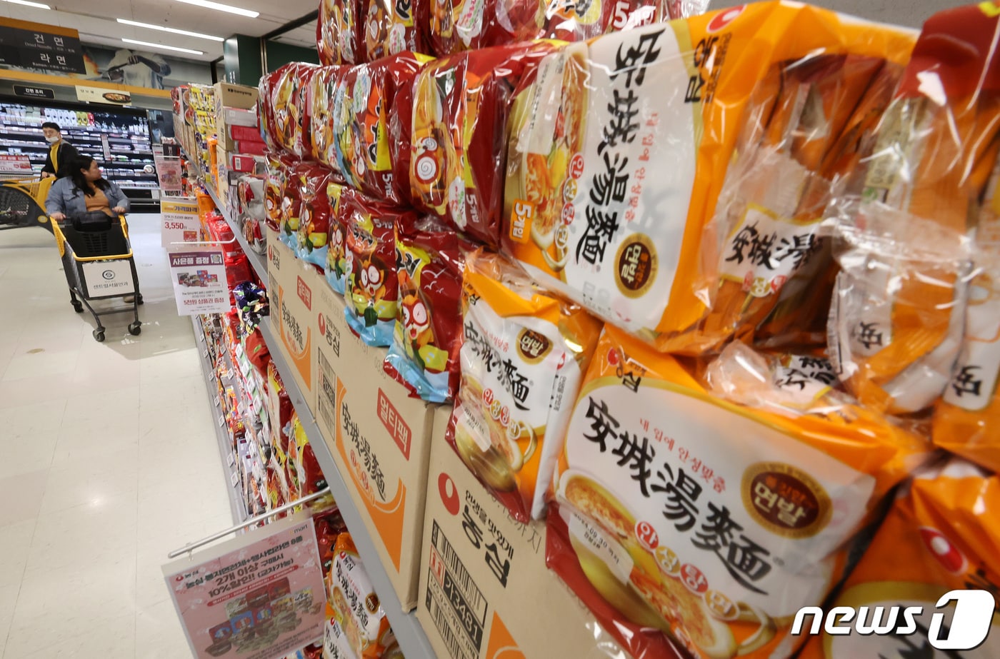 11일 오후 서울시내 마트에 라면이 진열돼있다. 지난해 라면 빅3 제조사 농심(004370)·삼양식품(003230)·오뚜기(007310)는 'K-라면 신드롬' 힘을 받아 역대 최대 실적을 달성했다. 올해 2월까지 라면 누적 수출액 또한 1억 7872만 달러로 전년 동기 대비 35.2%를 넘어섰으며, 현재의 증가 흐름이면 올해 라면 수출 10억 달러 달성은 무난한 상황이다. 2024.4.11/뉴스1 ⓒ News1 이동해 기자