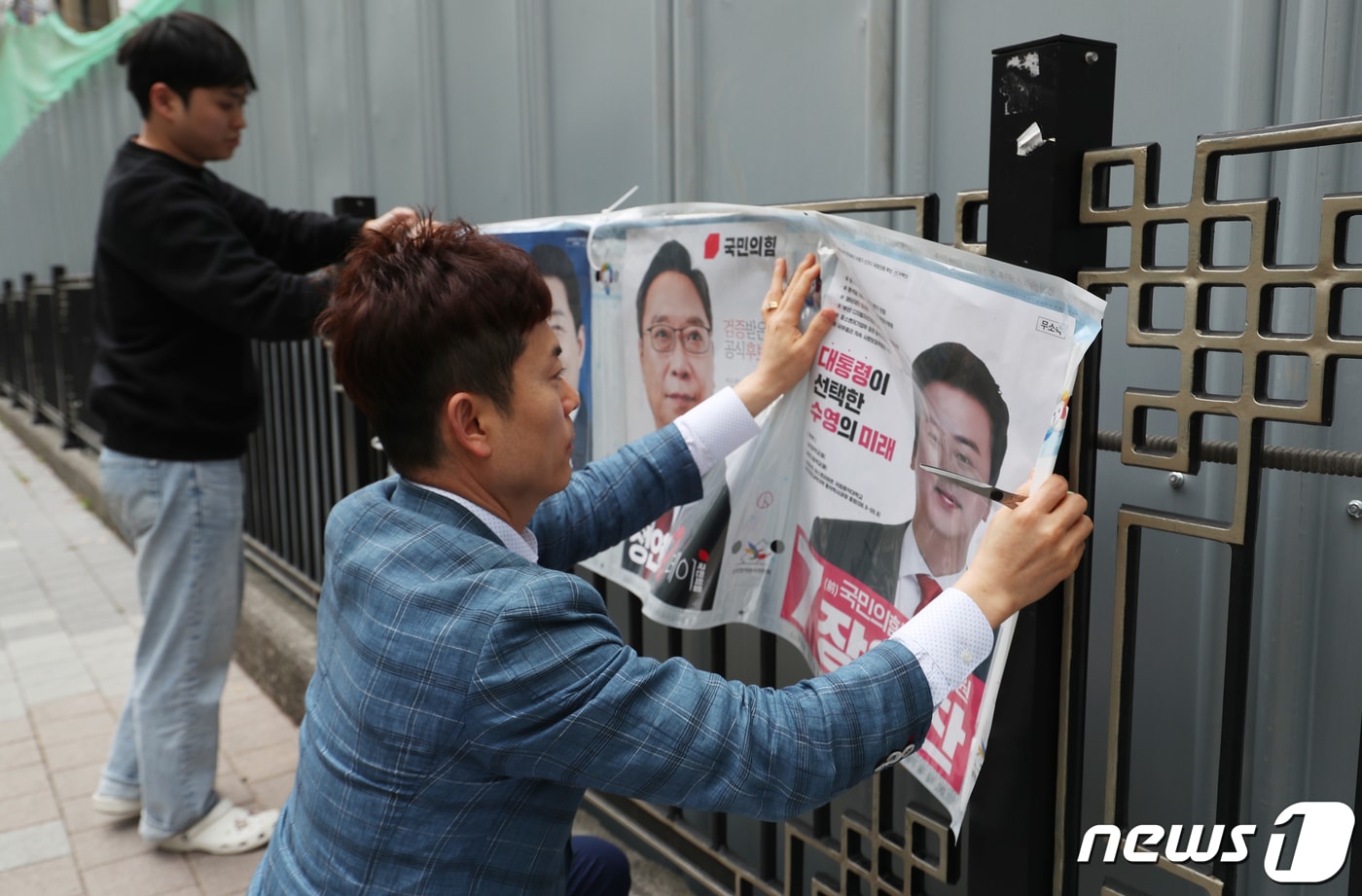 부산 시내 한 도로변에서 부산시선관위 관계자들이 제22대 국회의원 선거 벽보를 철거하는 모습.&#40;사진은 기사 내용과 무관함&#41; /뉴스1 ⓒ News1 윤일지 기자