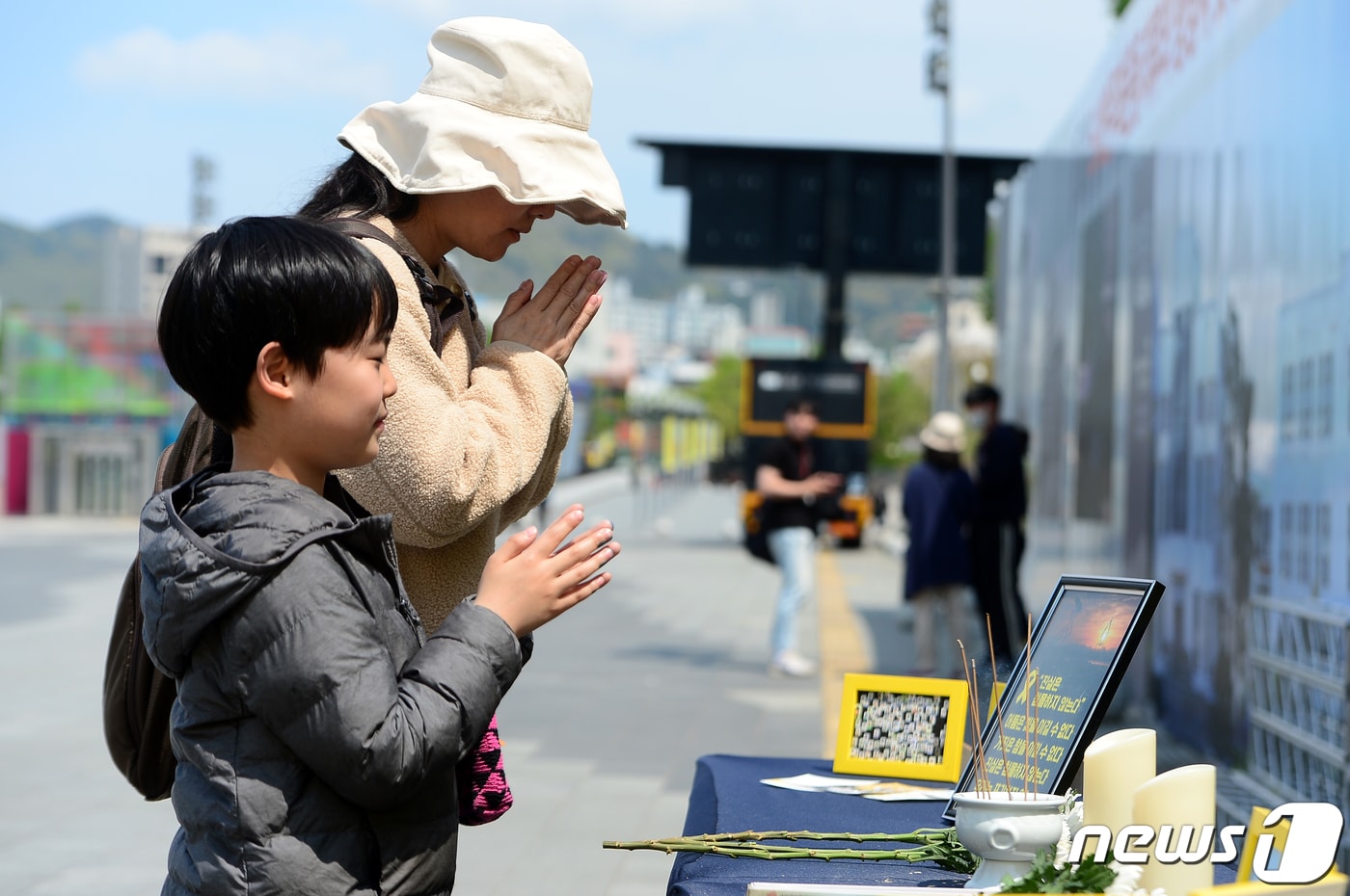 4·16 세월호 참사 10주기를 나흘 앞둔 12일 광주 동구 5·18민주광장에 설치된 시민분향소에서 시민들이 헌화·분향하며 희생자를 추모하고 있다. 2024.4.12/뉴스1 ⓒ News1 이승현 기자