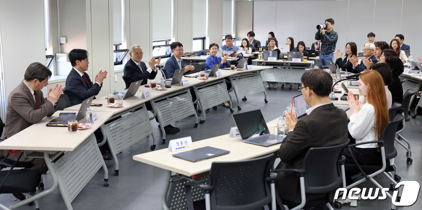 유인촌 문화체육관광부 장관이 12일 서울 서초구 세종학당재단을 방문해 세종학당 출신 외국인 유학생, 해외 파견 한국어 교원, 재단 직원들의 현장 의견을 청취하고 의견을 나누고 있다. &#40;문화체육관광부 제공&#41; 2024.4.12/뉴스1