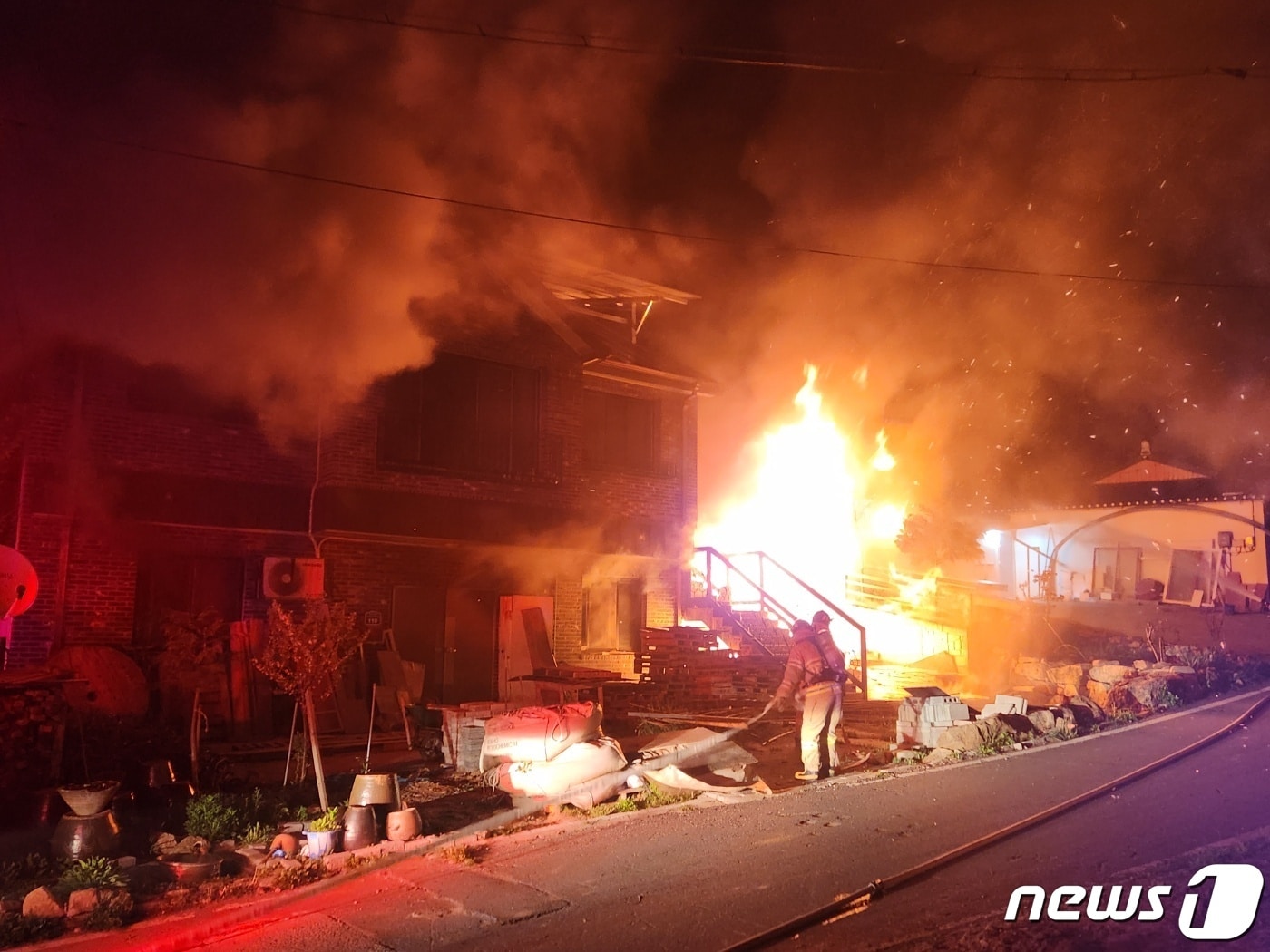 12일 오후 9시 14분께 충남 홍성군 금마면 봉서리의 한 2층 주택에서 불이 난 모습. &#40;홍성소방서 제공&#41;/뉴스1