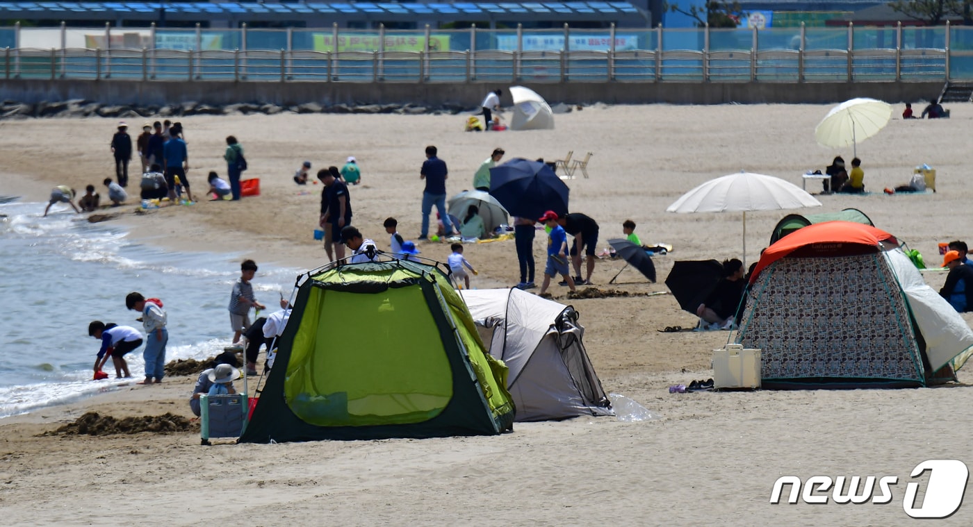 14일 오후 경북 포항 지역 낮 기온이 25.5도까지 올라가자 북구 영일대해수욕장 백사장에서 시민들이 바닷바람에 더위를 식히고 있다. 2024.4.14/뉴스1 ⓒ News1 최창호 기자