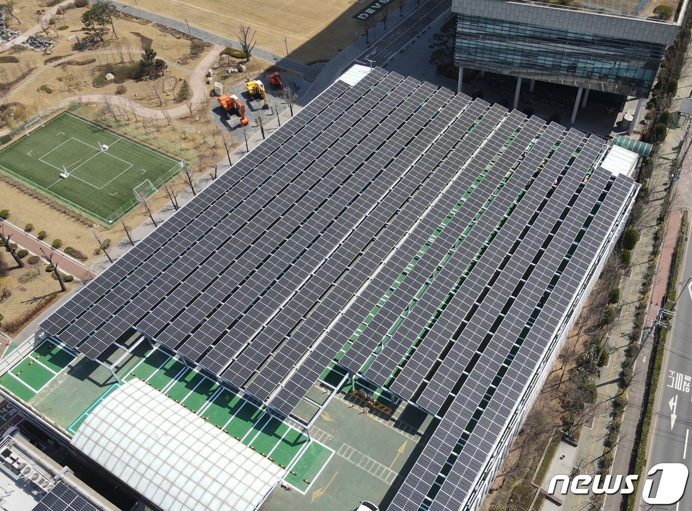 HD현대에너지솔루션이 HD현대인프라코어 인천공장 주차장에 설치한 태양광 발전소 모습 ⓒ News1 최동현 기자