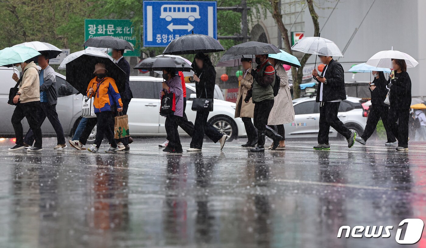 우산을 쓴 시민들이 발걸음을 옮기고 있다.(사진은 기사 내용과 무관함) / 뉴스1 ⓒ News1
