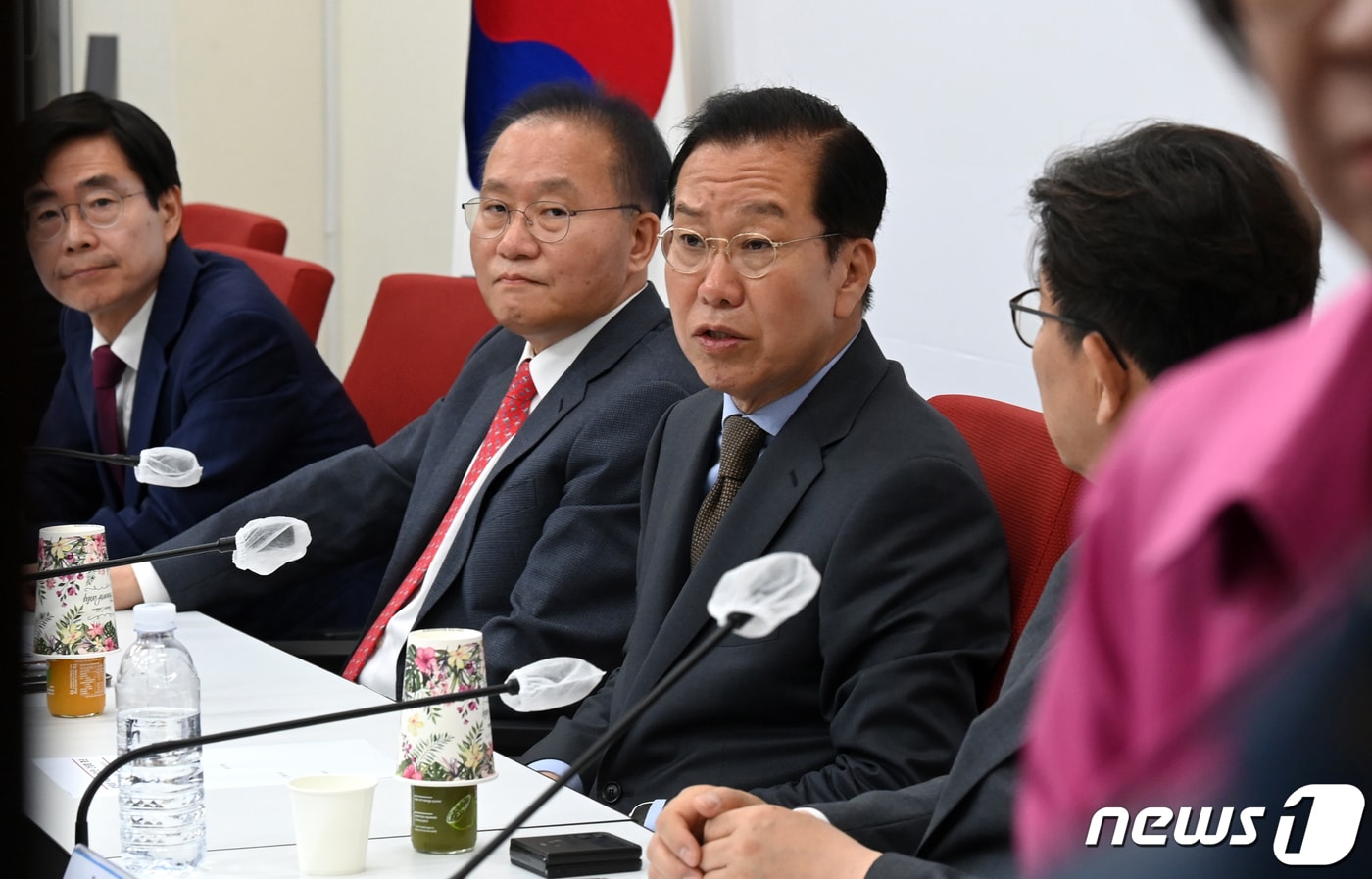 권영세, 권성동 국민의힘 의원이 15일 서울 여의도 국회에서 열린 4선 이상 국회의원 당선인 간담회에서 대화를 하고 있다. (공동취재) 2024.4.15/뉴스1 ⓒ News1 송원영 기자