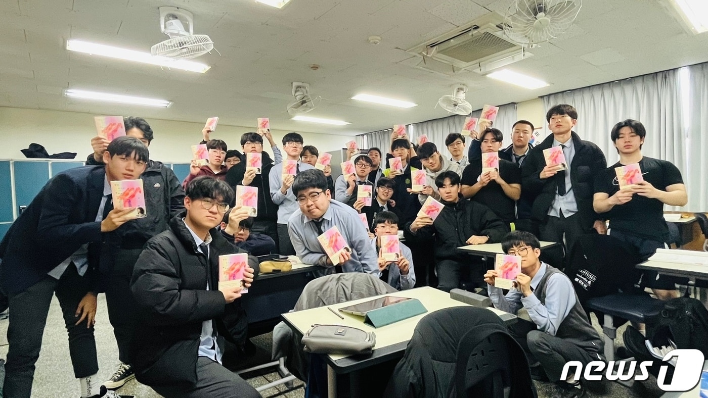  입학 축하 선물 챌린지에 참여한 부산 이사벨고 학생들의 모습&#40;부산시교육청 제공&#41;