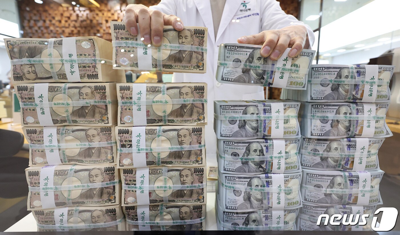서울 중구 하나은행 위변조대응센터에서 직원이 엔화와 달러를 정리하고 있다. ⓒ News1 김성진 기자