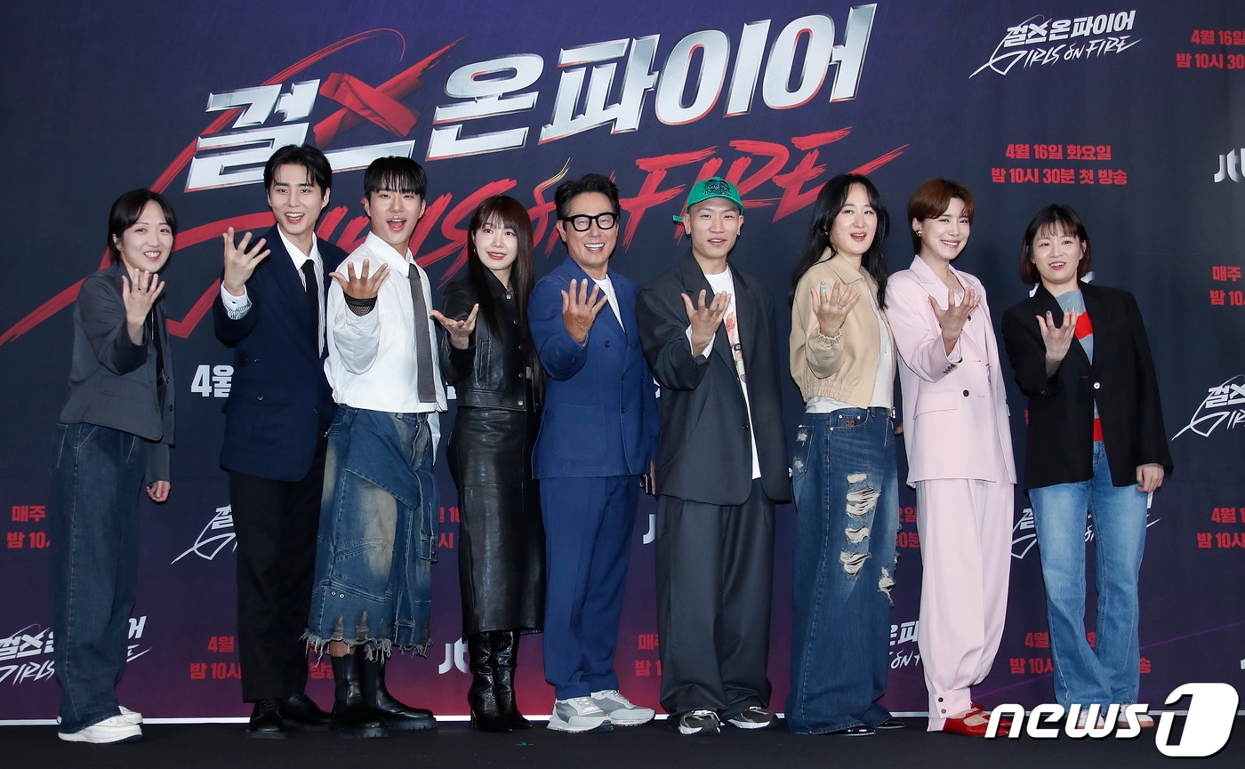 김학영 PD(왼쪽부터)와 영케이, 킹키, 정은지, 윤종신, 개코, 선우정아, 장도연, 김희정 CP가 16일 서울 마포구 스탠포드호텔코리아에서 열린 JTBC 새 오디션 프로그램 '걸스 온 파이어' 제작발표회에서 포즈를 취하고 있다. '걸스 온 파이어'는 개성 넘치는 보컬 실력자들이 모여 'NEW K팝' 여성 보컬 그룹의 탄생을 그리는 JTBC의 신규 오디션 프로그램이다. 2024.4.16/뉴스1 ⓒ News1 권현진 기자