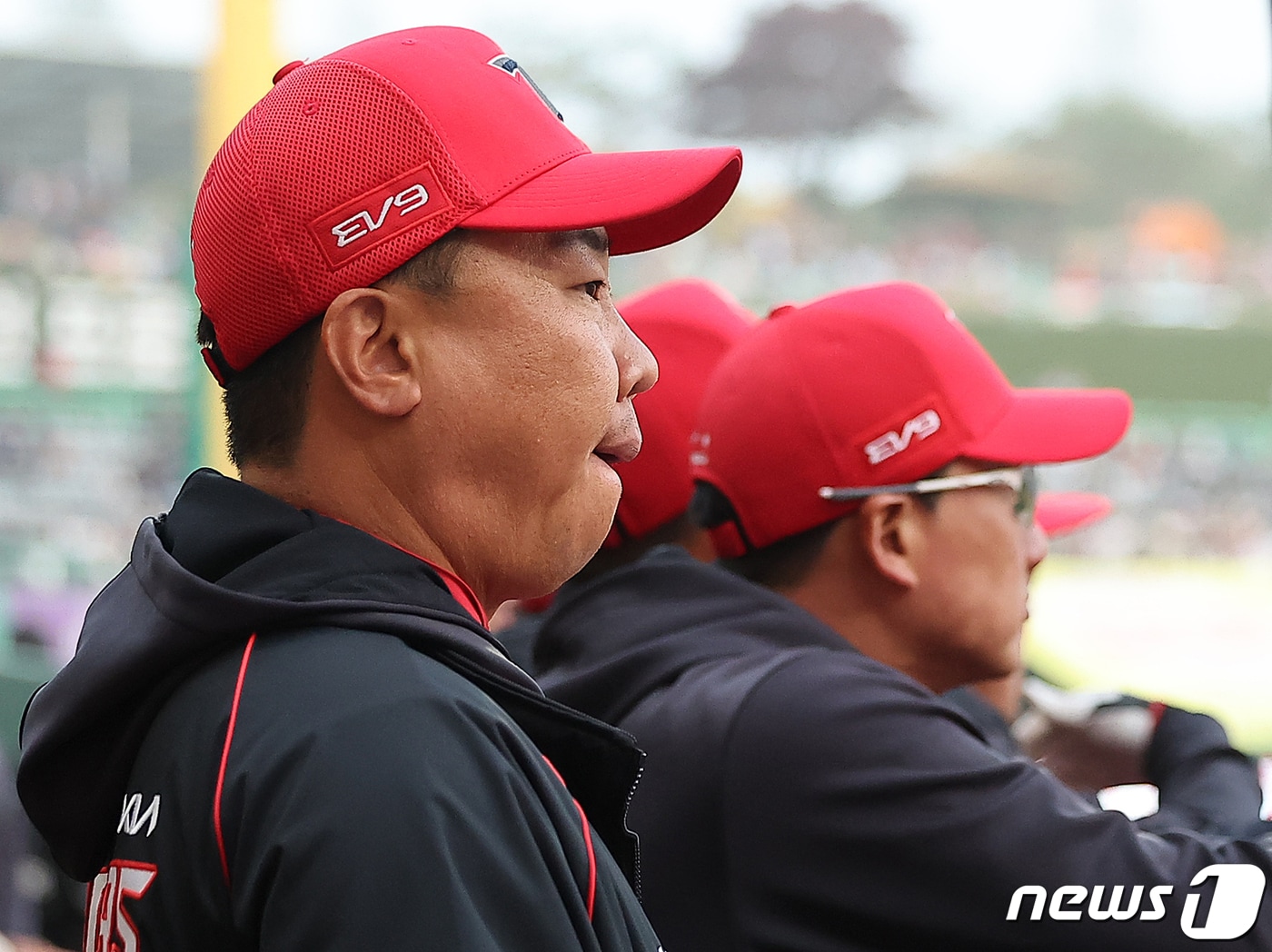 16일 오후 인천시 미추홀구 문학동 SSG랜더스필드에서 열린 프로야구 '2024 신한 SOL 뱅크 KBO리그' KIA 타이거즈와 SSG 랜더스의 경기, KIA 이범호 감독이 더그아웃에서 1회초 경기를 지켜보고 있다. 2024.4.16/뉴스1 ⓒ News1 김진환 기자