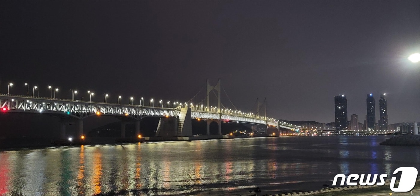 광안대교 경관조명 소등 전경(부산시설공단 제공)