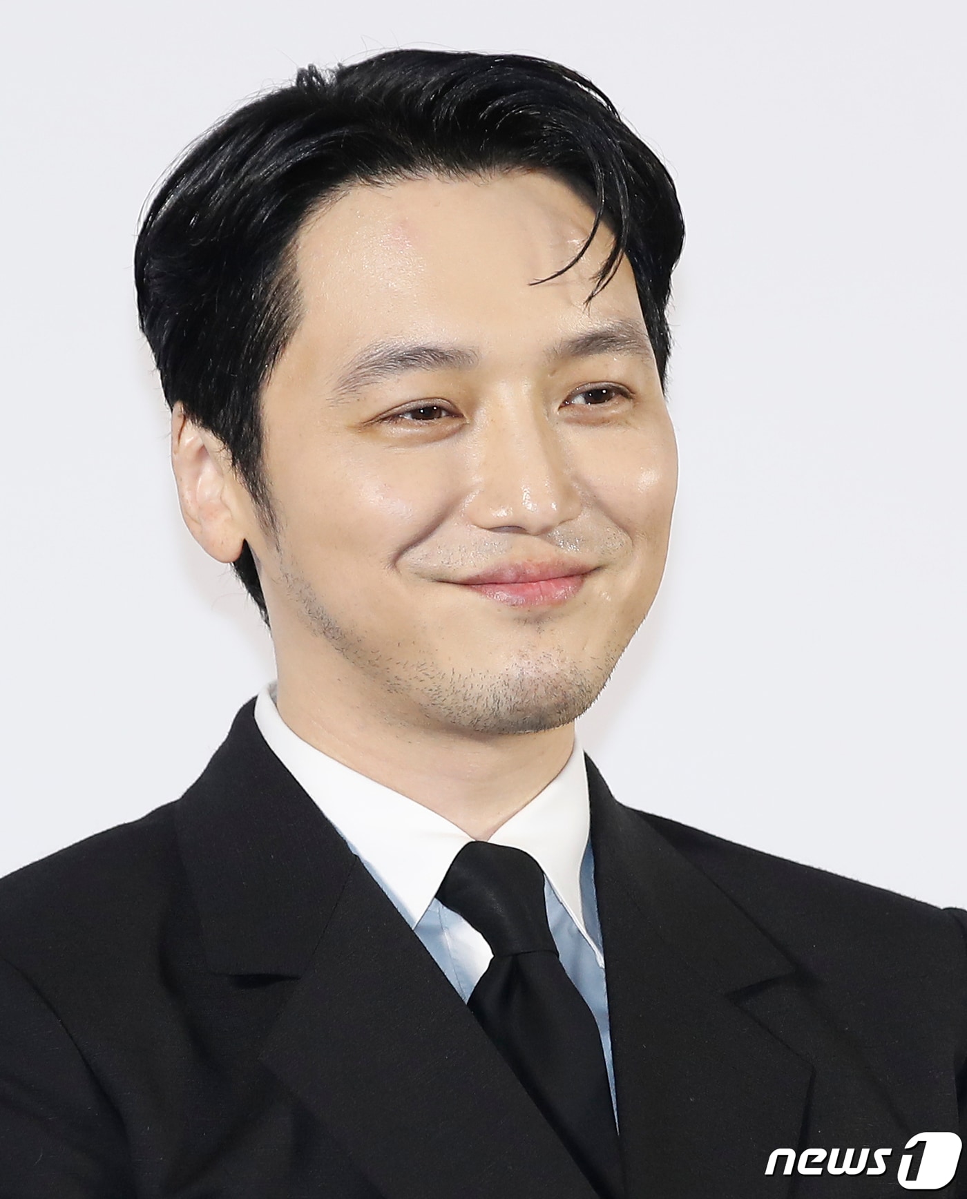 배우 변요한이 17일 서울 성동구 메가박스 성수에서 열린 영화 '그녀가 죽었다'(감독 김세휘) 제작보고회에서 미소를 짓고 있다. '그녀가 죽었다'는 훔쳐보기가 취미인 공인중개사 구정태(변요한 분)가 관찰하던 SNS 인플루언서 한소라(신혜선 분)의 죽음을 목격하고 살인자의 누명을 벗기 위해 한소라의 주변을 뒤지며 펼쳐지는 미스터리 추적 스릴러 영화다. 2024.4.17/뉴스1 ⓒ News1 권현진 기자