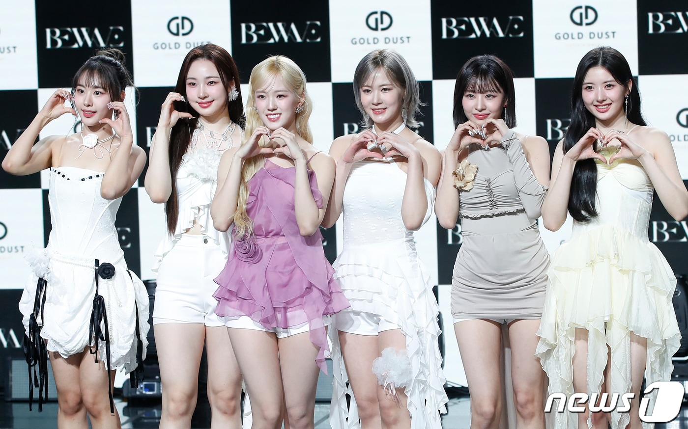 그룹 비웨이브(BEWAVE)의 제나(왼쪽부터)와 아인, 윤슬, 레나, 지언 고운이 17일 서울 강남구 일지아트홀에서 가진 데뷔 앨범 ‘비:웨이브’(BE:WAVE) 쇼케이스에서 포즈를 취하고 있다. 2024.4.17/뉴스1 ⓒ News1 권현진 기자