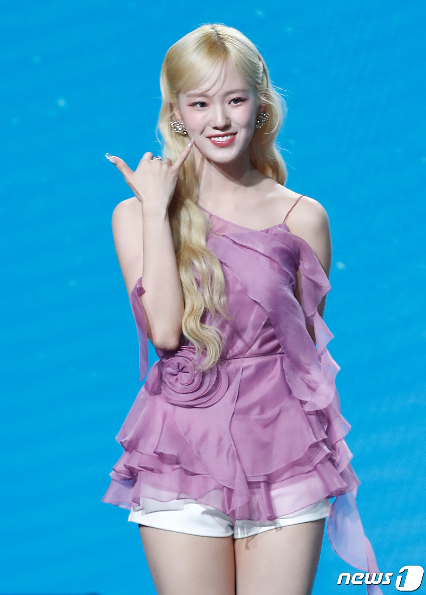 그룹 비웨이브(BEWAVE)의 윤슬이 17일 서울 강남구 일지아트홀에서 가진 데뷔 앨범 ‘비:웨이브’(BE:WAVE) 쇼케이스에서 포즈를 취하고 있다. 2024.4.17/뉴스1 ⓒ News1 권현진 기자