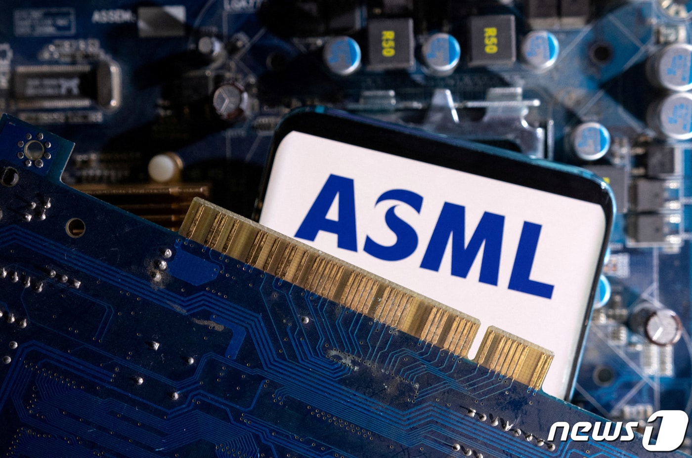 네덜란드 반도체 장비업체 ASML 로고. ⓒ 로이터=뉴스1 ⓒ News1 박형기 기자