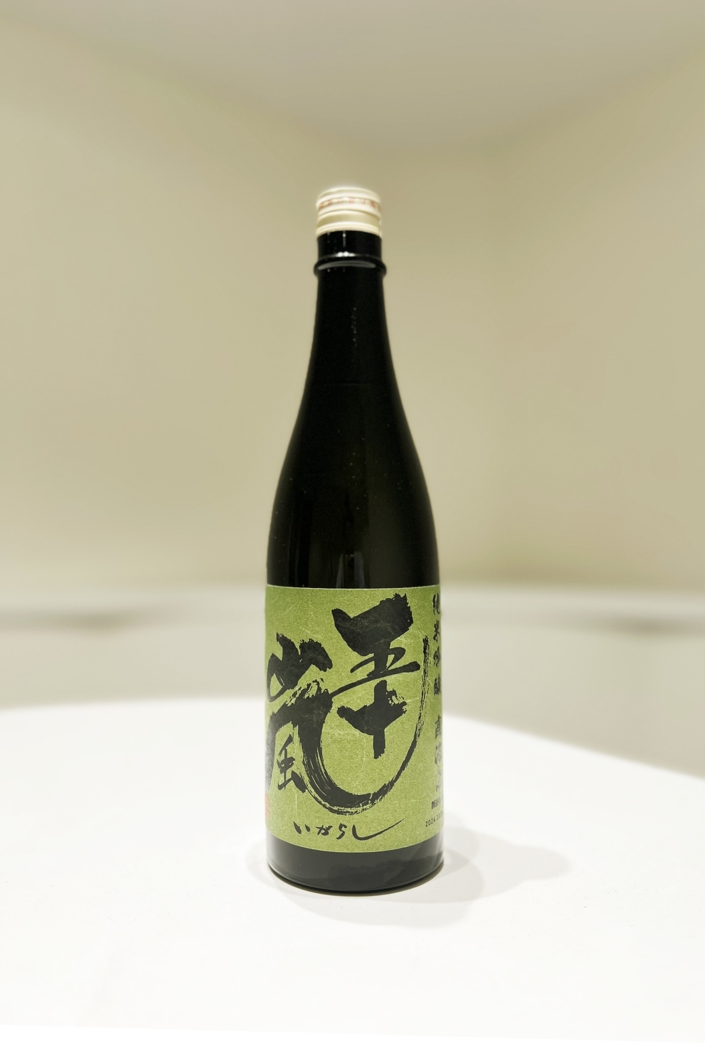 하이트진로가 수입, 출시하는 일본 사이타마 지역 사케 '이가라시 준마이긴죠 지카구미'.(하이트진로 제공)