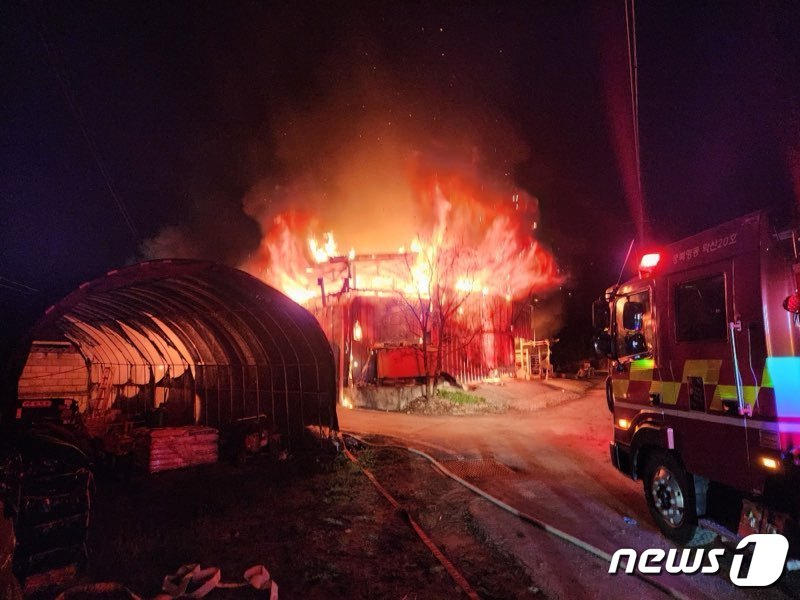 18일 오전 1시 55분쯤 충북 영동군 양강면 두평리 한 주택 외부 농기계 보관 창고에서 불이 나 1시간여 만에 꺼졌다. &#40;영동소방서 제공&#41; /뉴스1