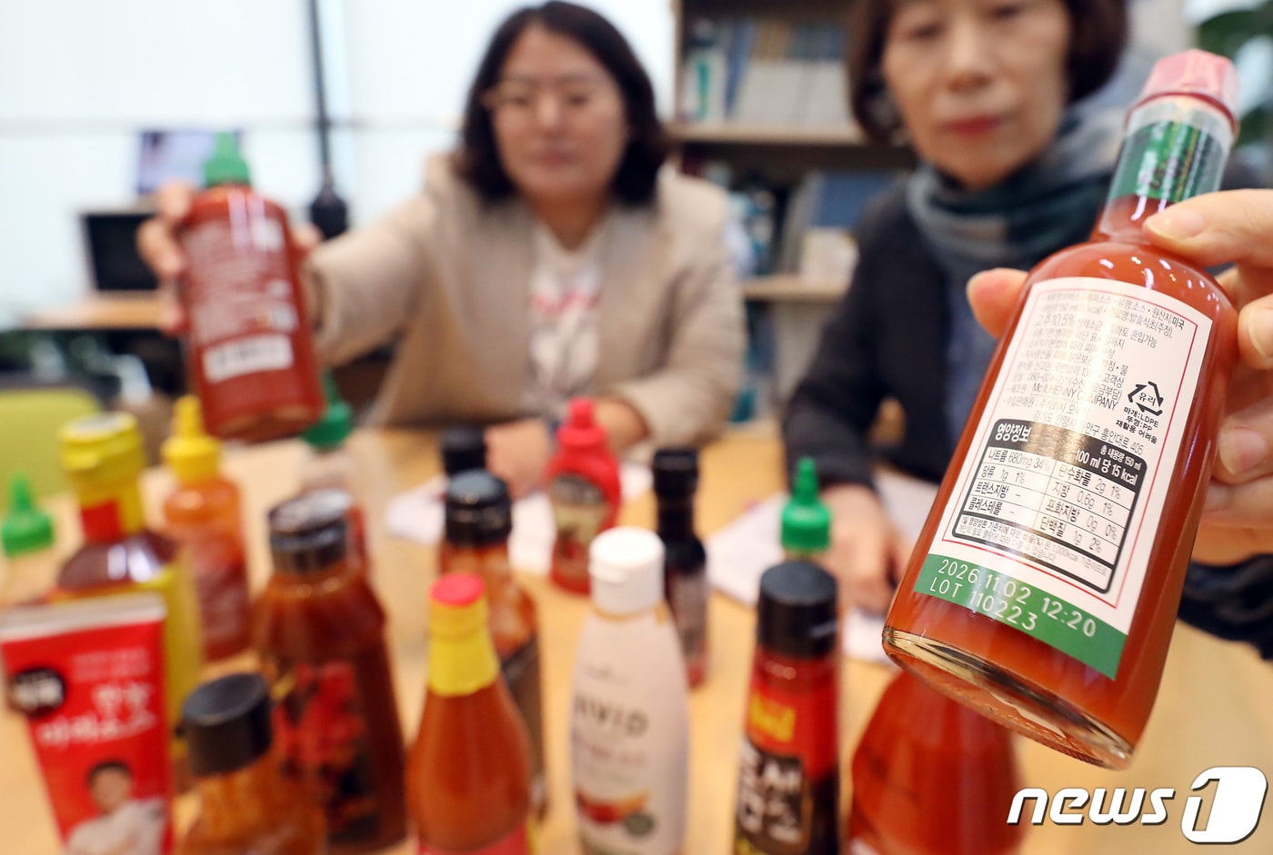 18일 세종시 정부세종청사 공정거래위원회에서 한국소비자연맹 관계자들이 시중에 판매되는 매운맛 소스 국내 11개 제품, 수입 9개 제품 총 20개 제품에 대한 매운맛 정도, 영양성분에 관한 품질 테스트 및 대장균군, 타르색소, 보존료 등 안전성 시험·평가 내용을 설명하고 있다. (사진은 기사 내용과 무관함) 2024.4.18 /뉴스1 ⓒ News1 김기남 기자
