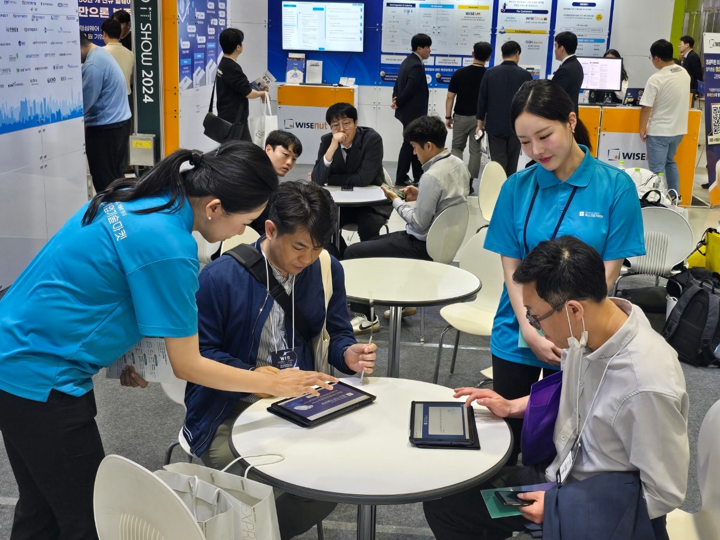 나라장터 엑스포 관계자가 중소기업기술마켓에 대해 참관객에게 설명하고 있다. /한국도로공사 제공 