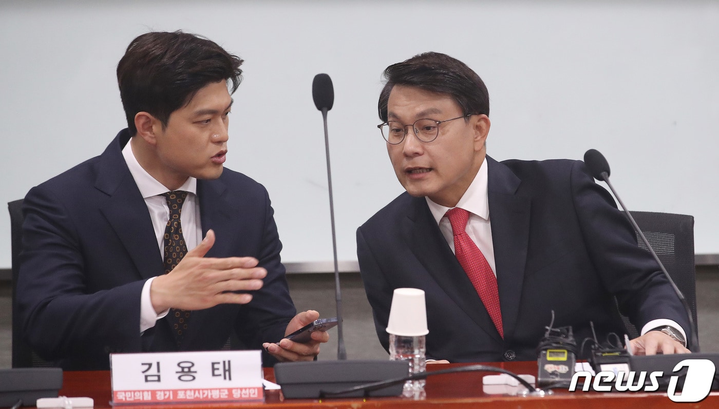 2024년 4월 18일 윤상현 국민의힘 의원과 김용태 경기 포천시가평군 당선인이 서울 여의도 국회 의원회관에서 열린 2024 총선 참패와 보수 재건의 길 세미나에서 대화를 나누고 있다. 2024.4.18/뉴스1 ⓒ News1 임세영 기자