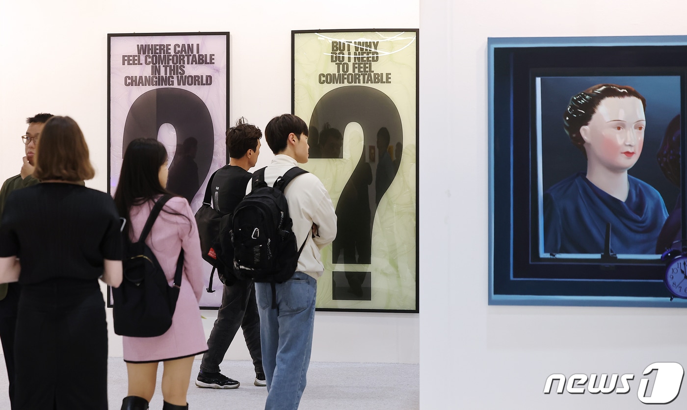 18일 오후 서울 강남구 세텍(SETEC)에서 열린 '아트 오앤오(ART OnO) 2024'를 찾은 관람객들이 전시물을 관람하고 있다. 20여 개국에서 온 세계적인 화랑들의 미술품을 전시·판매하는 글로벌 아트페어 '아트 오앤오 2024'는 21일까지 열린다. 2024.4.18/뉴스1 ⓒ News1 김진환 기자