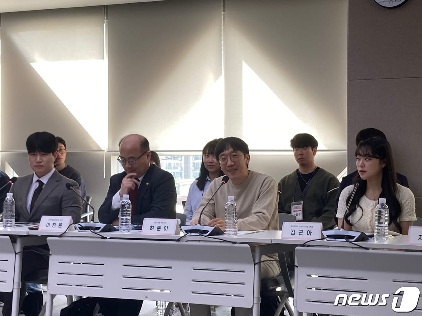 18일 과학기술정보통신부는 서울 동대문구 수림문화재단에서 '이공계 활성화 대책 TF' 2차 회의를 개최했다. 이창윤 과기정통부 제1차관 옆에서 발언 중인 허준이 고등과학원 석학교수./뉴스1 ⓒ News1 윤주영 기자