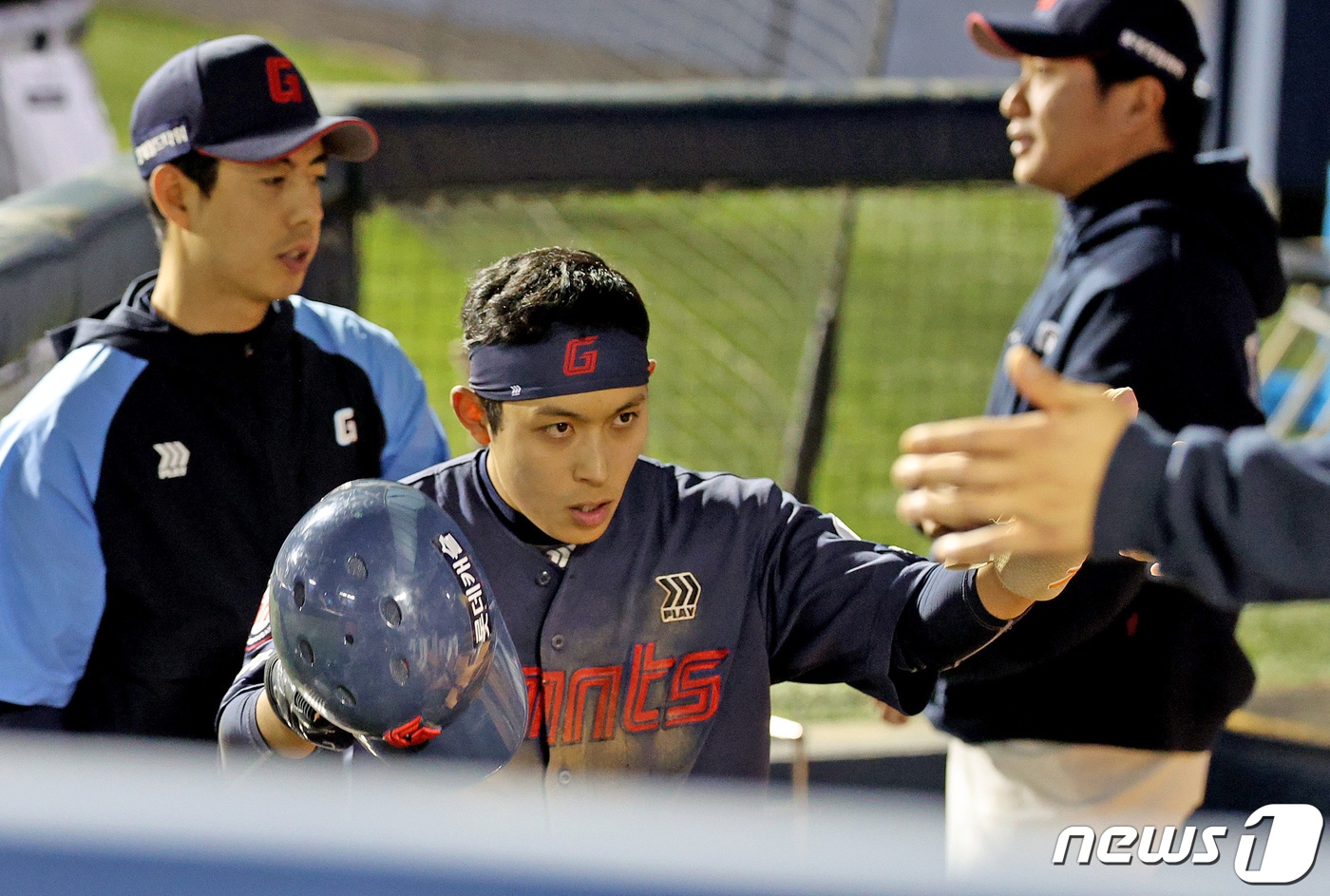 18일 오후 서울 송파구 잠실야구장에서 열린 프로야구 '2024 신한 SOL 뱅크 KBO리그' 롯데 자이언츠와 LG 트윈스의 경기, 7회초 롯데공격 무사 1,2루 상황에서 2루주자 황성빈이 전준우 타석때 발생한 LG 실책으로 득점한 뒤 동료들과 하이파이브 하고 있다. 2024.4.18/뉴스1 ⓒ News1 장수영 기자