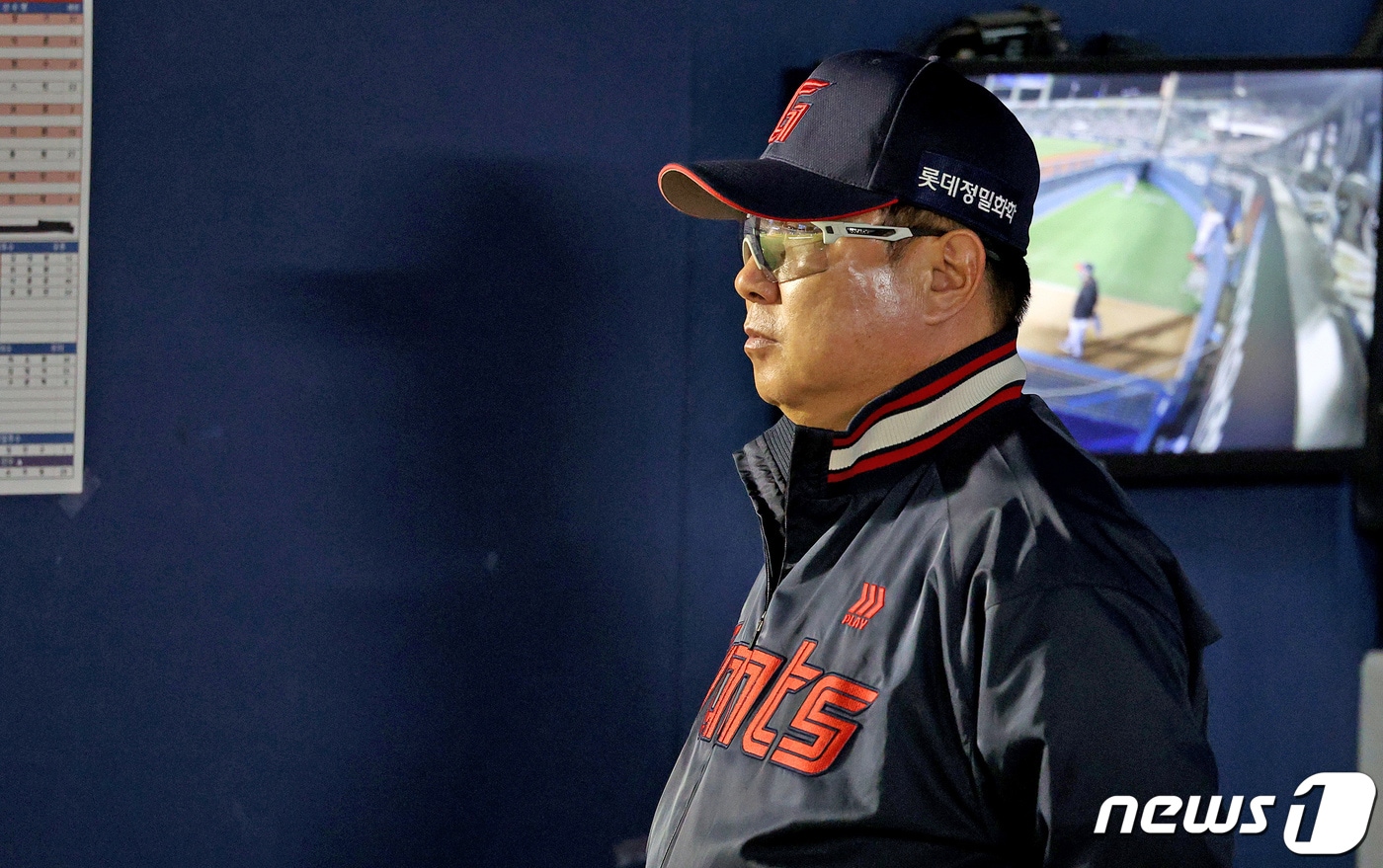 18일 오후 서울 송파구 잠실야구장에서 열린 프로야구 '2024 신한 SOL 뱅크 KBO리그' 롯데 자이언츠와 LG 트윈스의 경기, 7회초 롯데 김태형 감독이 경기를 바라보고 있다. 2024.4.18/뉴스1 ⓒ News1 장수영 기자