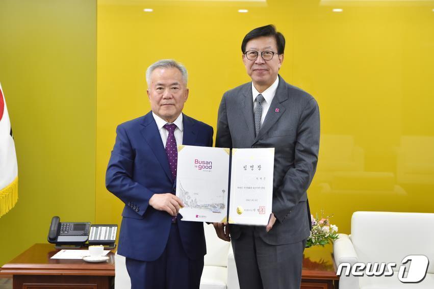 차재근(왼쪽) 신임 대표이사와 박형준 부산시장이 18일 부산시청에서 임용장 수여식 후 기념사진을 찍고 있다(부산시청 제공)