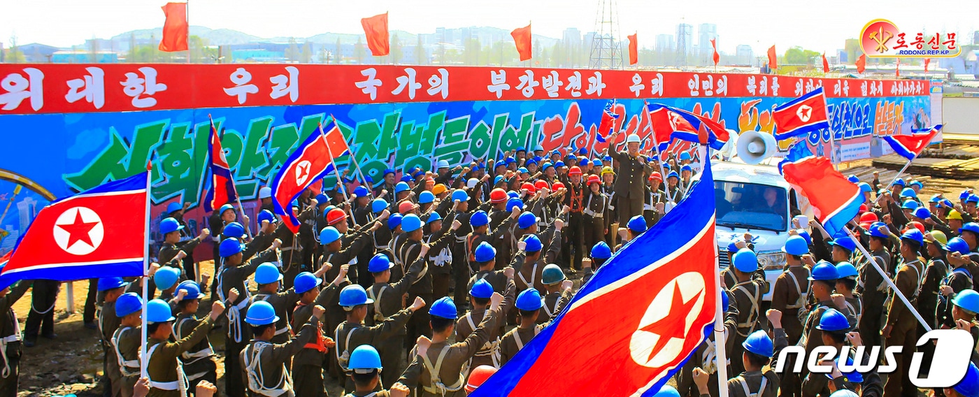 (평양 노동신문=뉴스1) = 북한 노동당 기관지 노동신문은 19일 "위대한 당의 수도건설 구상을 높이 받들어 화성지구에 또 하나의 새로운 이상거리를 훌륭히 일떠세운 군민건설자들과 각지 건재생산 단위의 노동계급이 화성지구 3단계 1만세대 살림집(주택) 건설에서 새 기적, 새 신화를 끊임없이 창조해갈 혁명적 열의에 넘쳐있다＂라고 보도했다. [국내에서만 사용가능. 재배포 금지. DB 금지. For Use Only in the Republic of Korea. Redistribution Prohibited] rodongphoto@news1.kr