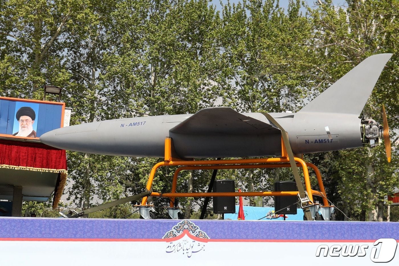 17일(현지시간) 이란 국군의날 기념식 군사 퍼레이드에 아라쉬 드론이 지나가고 있다. 2024.04.17 ⓒ AFP=뉴스1