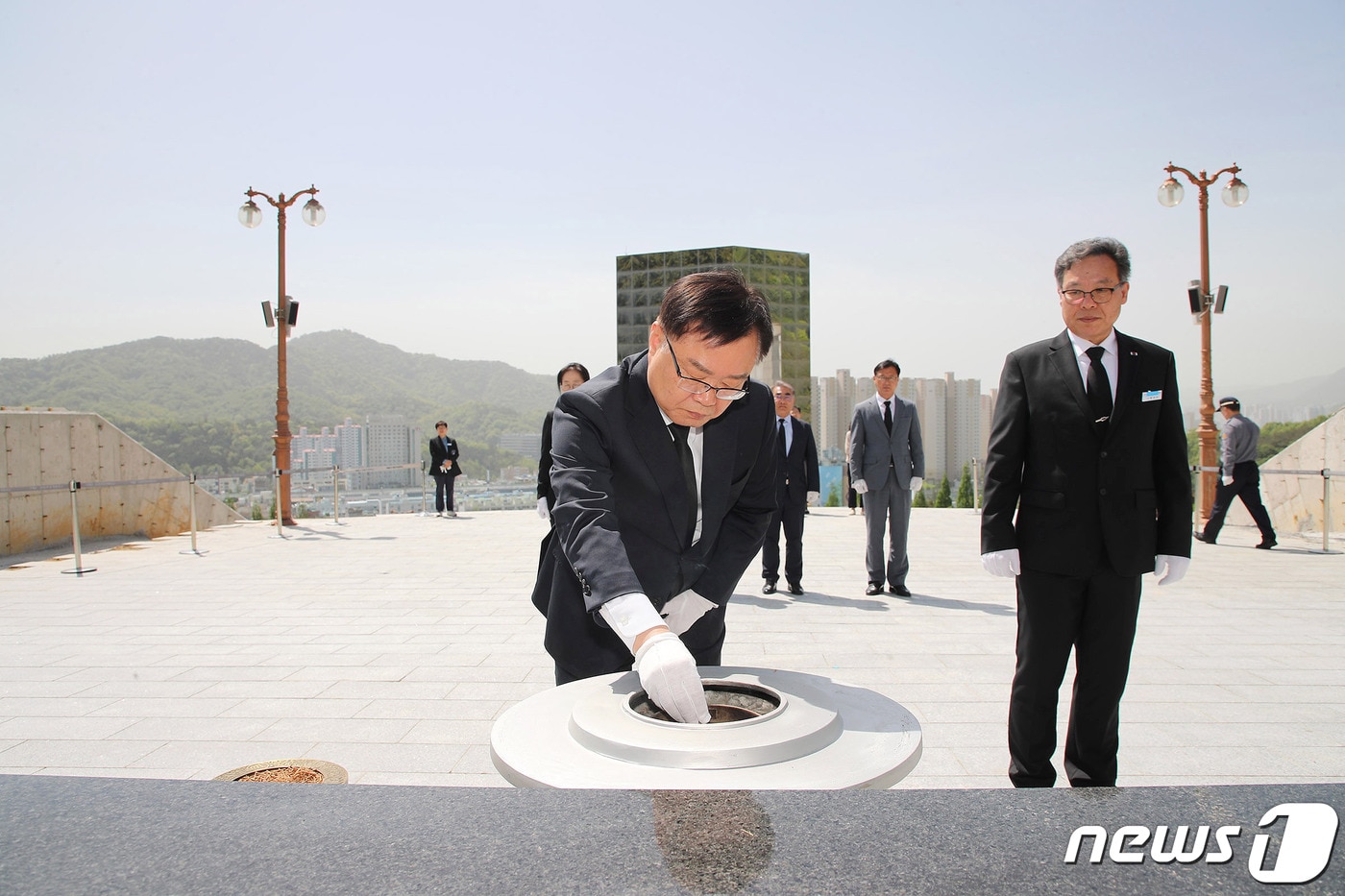 홍남표 경남 창원시장이 19일 창원시 마산회원구 국립3·15민주묘지에서 참배하고 있다.