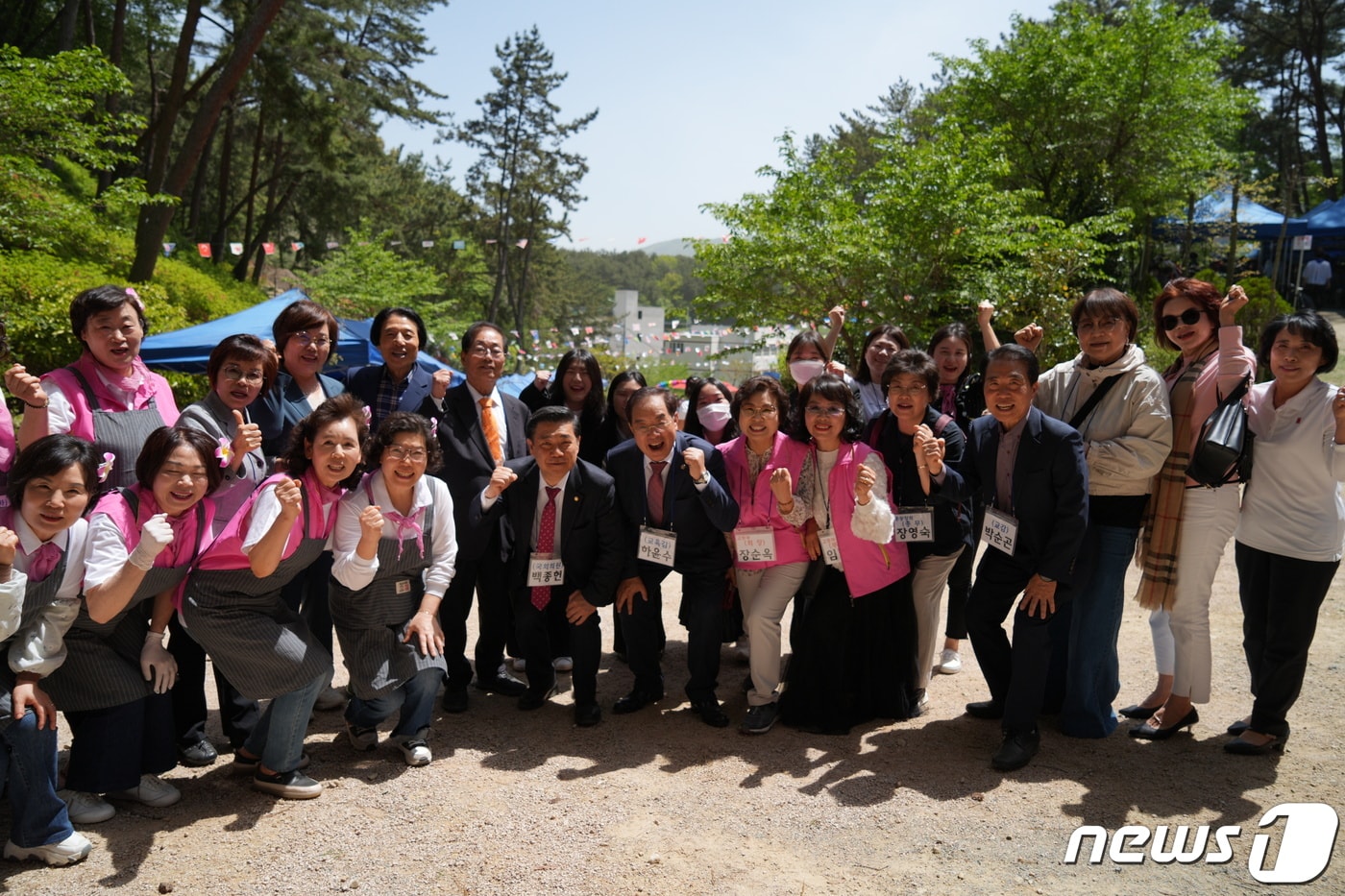  19일 오전 하윤수 부산시교육감이 부산예원고에서 열린 바자회에 참석해 학생들과 기념촬영을 하고 있다.(부산시교육청 제공)