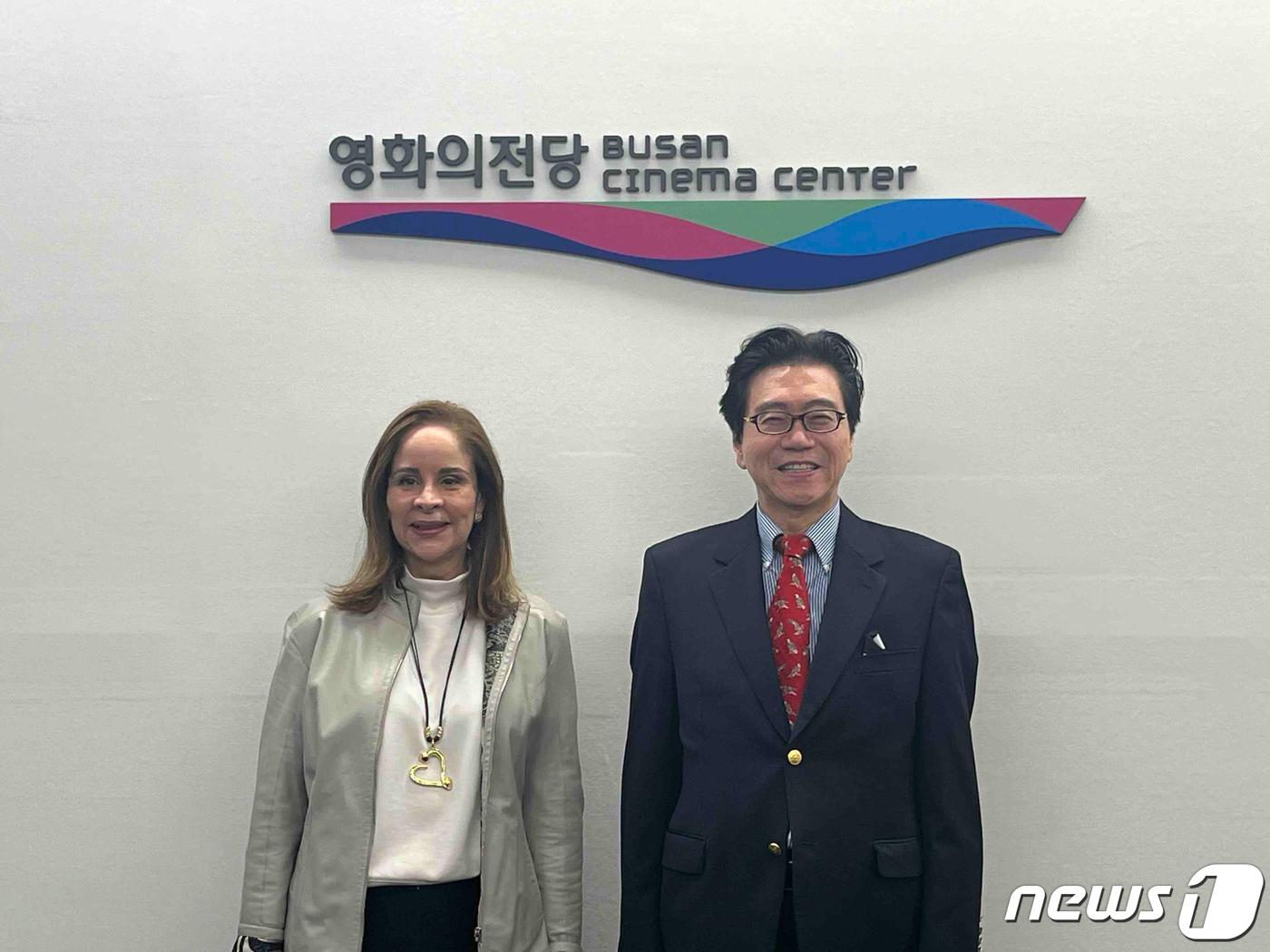 야즈민 콜론 데 코르티소 파나마 영부인(왼쪽)과 김진해 영화의전당 대표가 접견후 기념사진을 찍고 있다(영화의전당 제공)