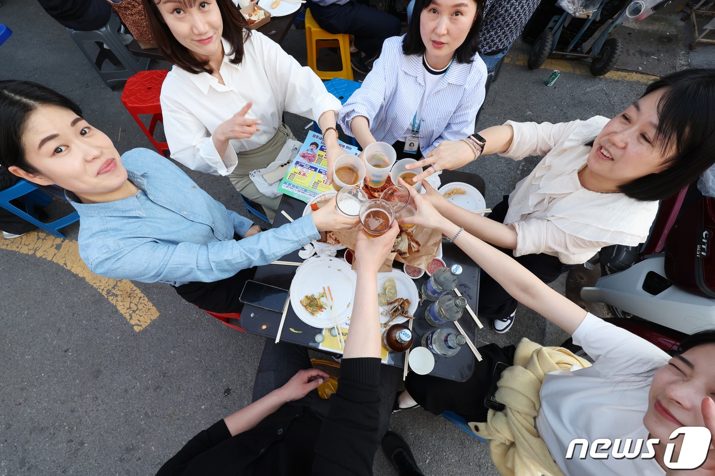 100년 역사를 자랑하는 광주 서구 양동전통시장에서 제2회 양동통맥축제가 지난 2024년 4월 19일 개막해 많은 시민들이 맥주와 치킨을 즐기고 있다.2024.4.19 ⓒ 뉴스1 김태성 기자