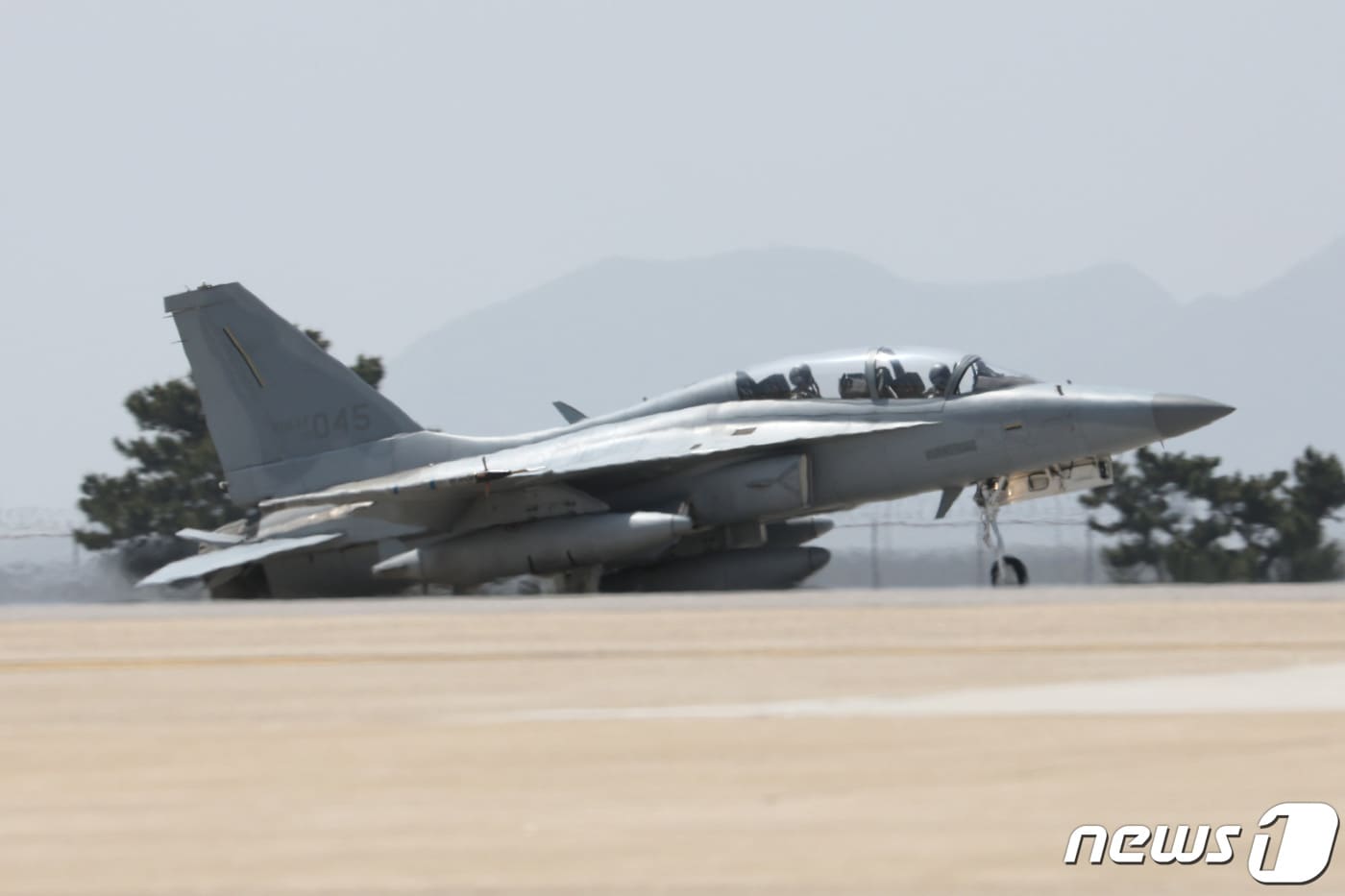 19일 전북 군산 공군기지에서 열린 '2024년 연합편대군 종합훈련(KFT·Korea Flying Training)'에서 FA-50 전투기가 착륙을 하고 있다. (국방일보 제공) 2024.4.19/뉴스1 ⓒ News1 신웅수 기자