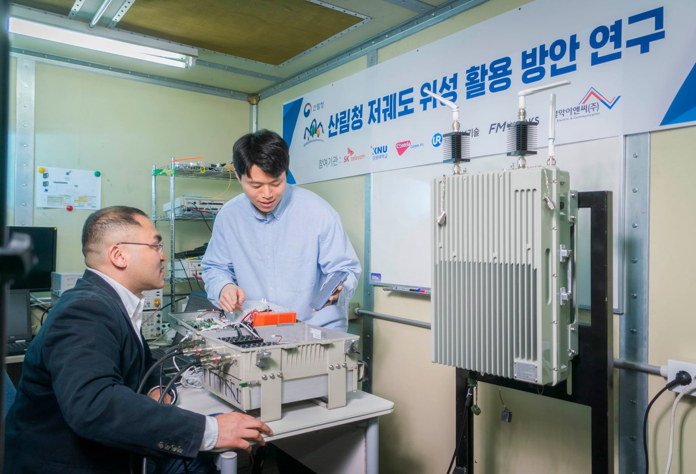 SK텔레콤 연구원들이 위성 기반 무선 백홀에 자사의 소형 기지국을 결합하는 연구를 진행하는 모습.&#40;SK텔레콤 제공&#41;