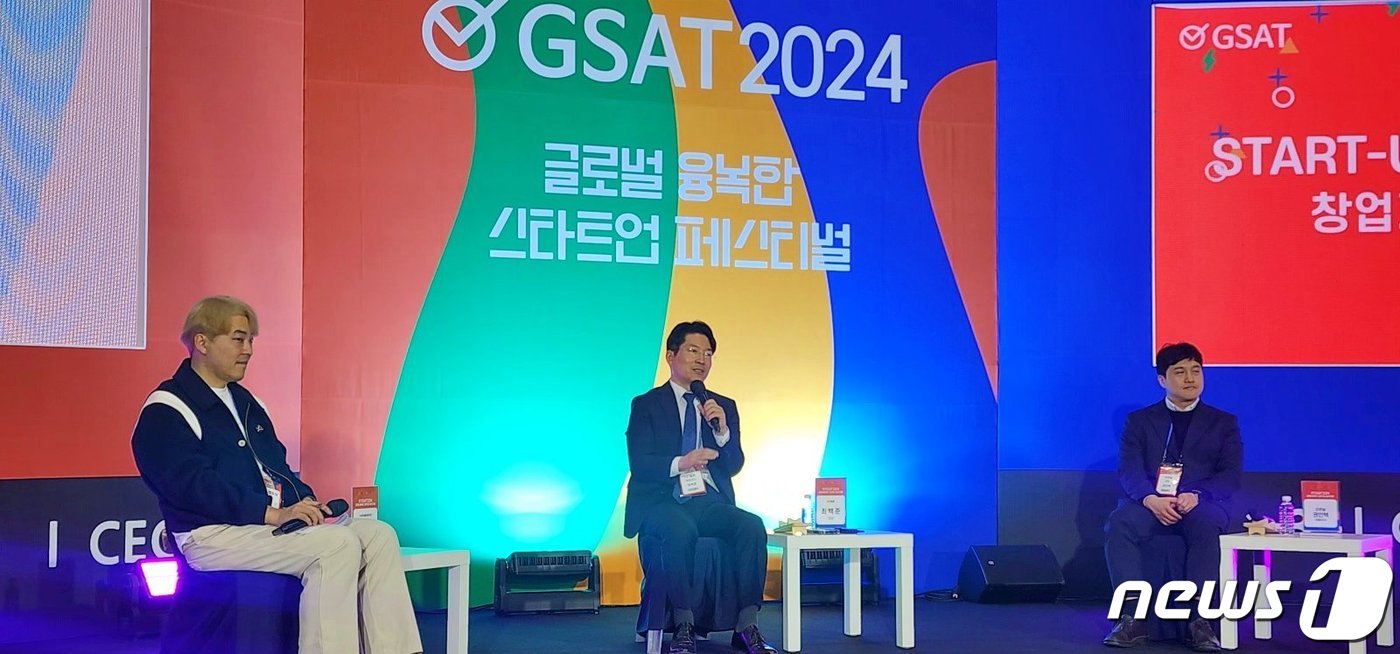 김유재 파워플레이어 대표(왼쪽부터), 최백준 틸론 의장, 권인택 오픈놀 대표가 '스타트업 토크쇼-창업가의 화양연화'에 참여하고 있다.(벤처기업협회 제공)
