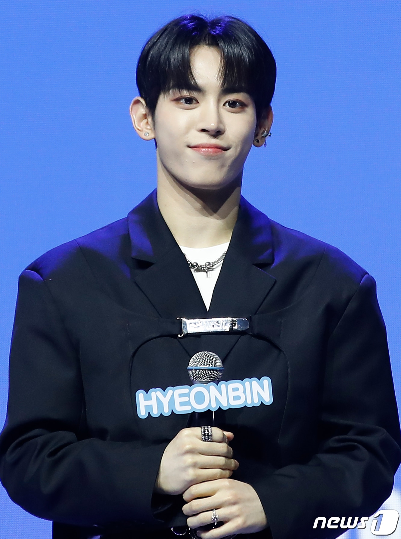 그룹 나우어데이즈(NOWADAYS) 현빈이 2일 오후 서울 용산구 블루스퀘어 마스터카드홀에서 가진 데뷔 앨범 싱글 1집 ‘나우어데이즈(NOWADAYS)’ 발매 기념 쇼케이스에서 미소를 짓고 있다. 2024.4.2/뉴스1 ⓒ News1 권현진 기자