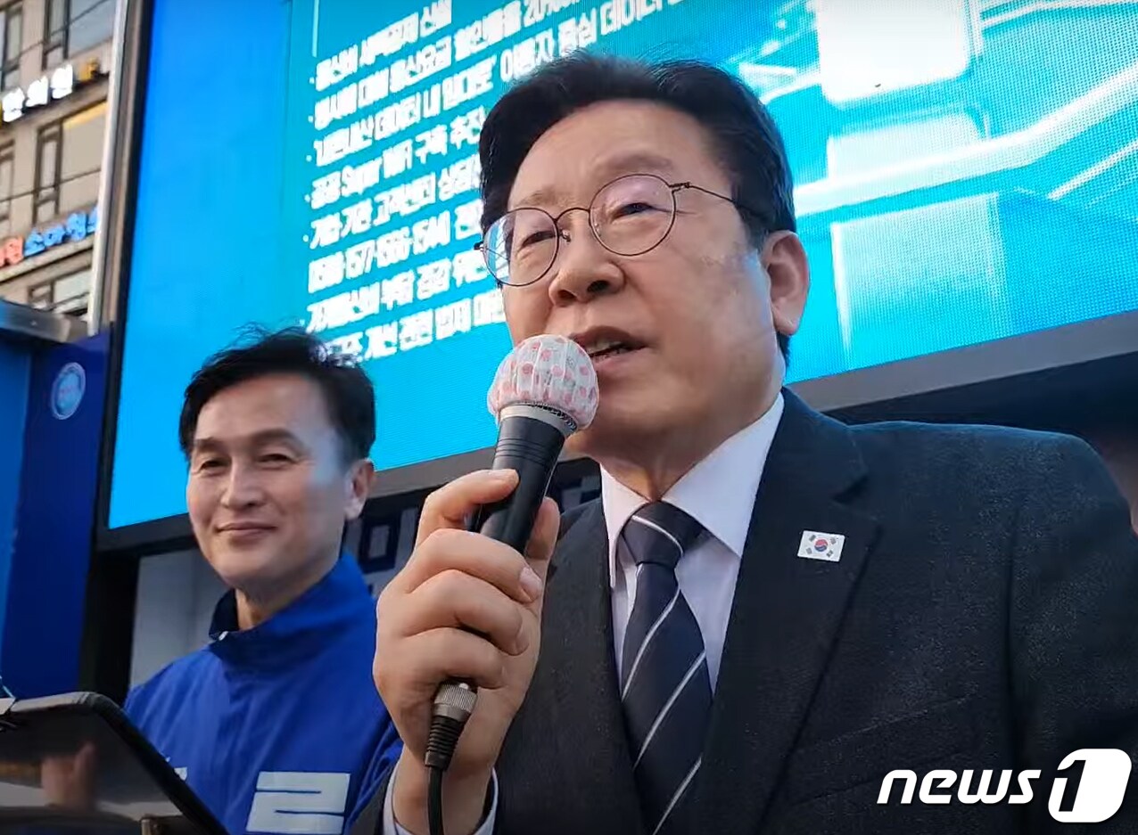 이재명 더불어민주당 대표가 2일 서울 동작구 남성사계시장 일대에서 류삼영 서울 동작을 후보 지원 유세를 하고 있다. (이재명 유튜브 캡쳐) 2024.4.2/뉴스1 ⓒ News1 송원영 기자