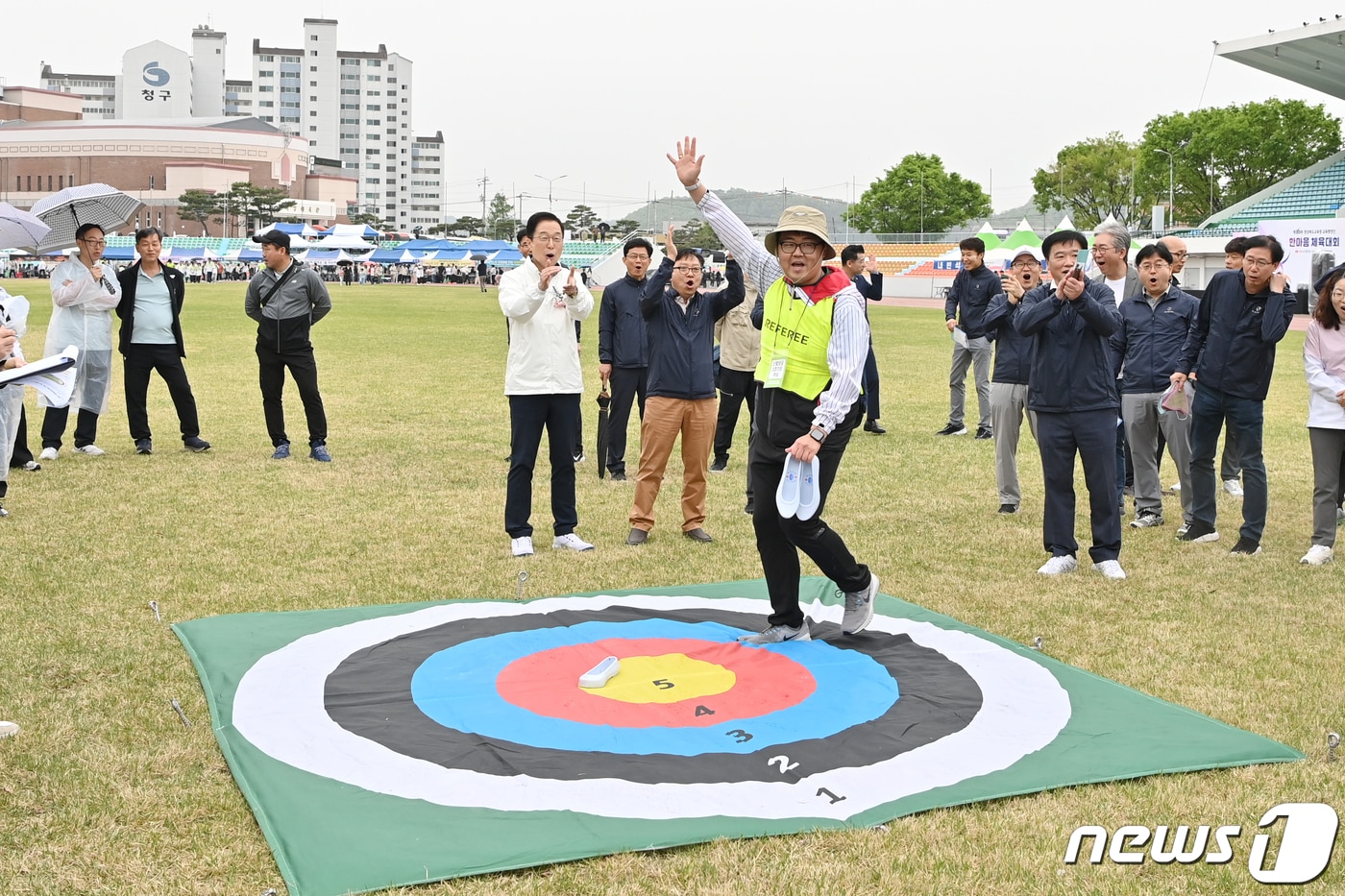 경북교육청은 20일 의성군에 있는 의성종합운동장에서 제16회 경북도교육청 교육행정인 한마음체육대회&#39;를 열었다고 밝혔다.