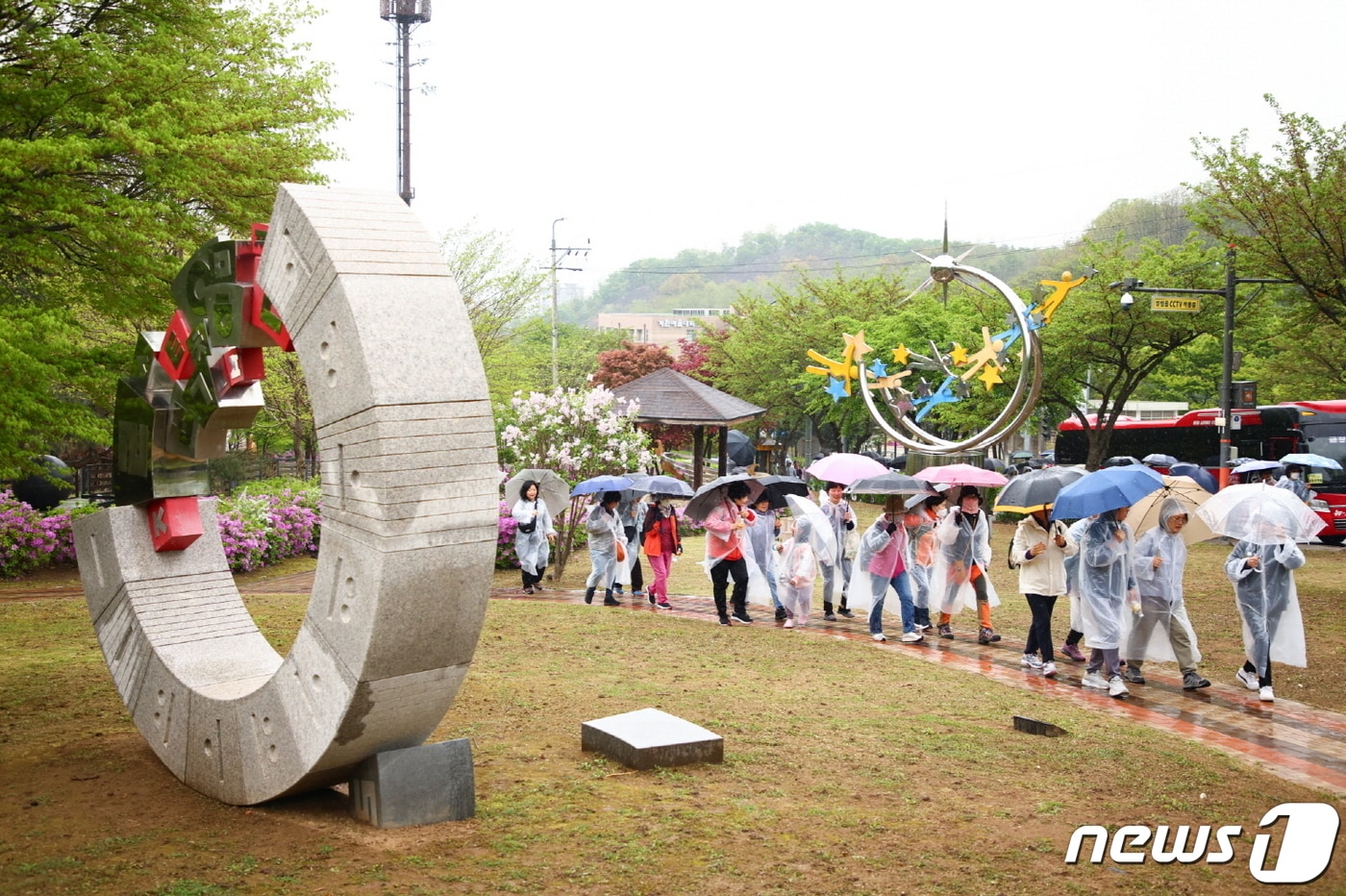 지난 20일  의왕시지속가능발전협의회가 탄소중립 실천을 위한 4월 &#39;두발로 Day&#39; 행사를 진행하고 있다. &#40;의왕시 제공&#41;